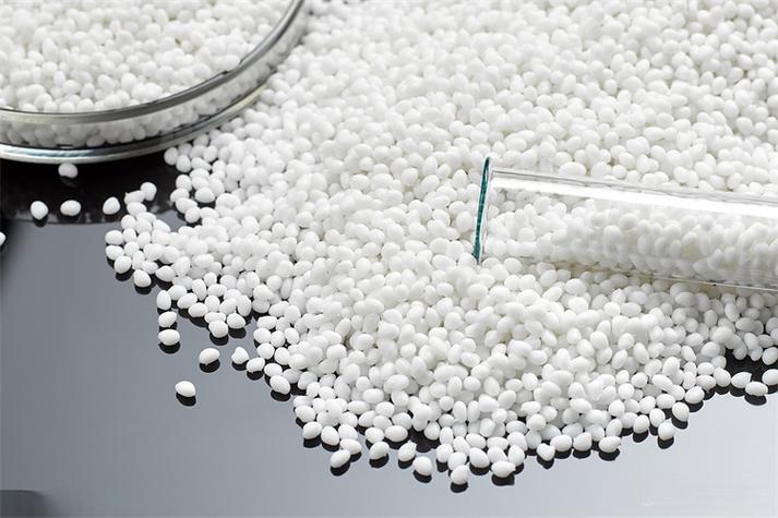 黑色塑料助剂母粒，装在专业包装中，防静电标识，高科技环境